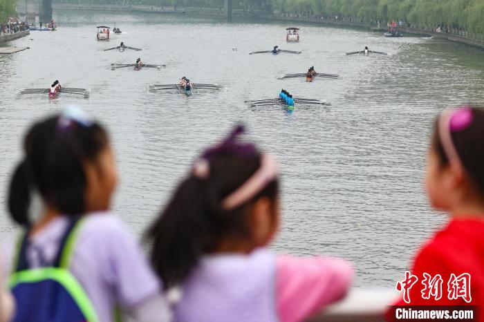 2024南京·大学生赛艇公开赛在外秦淮河鼓楼段拉