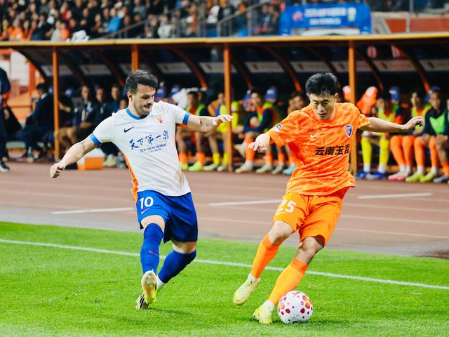 山东泰山客场惨败云南玉昆 红牌谢文能成关键转