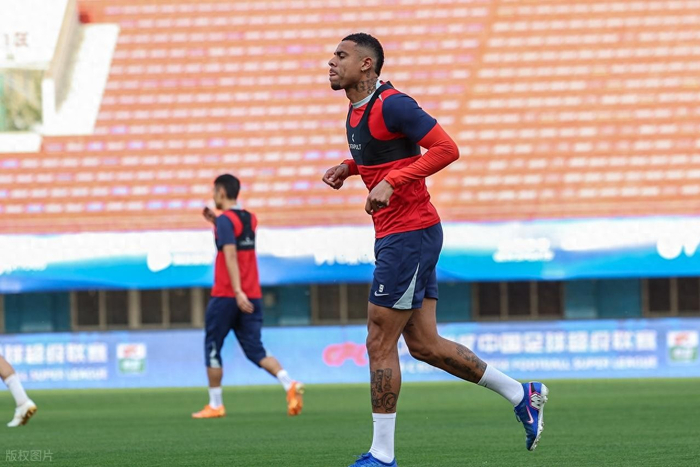 河南球迷怒斥古斯塔沃假伤逃避责任