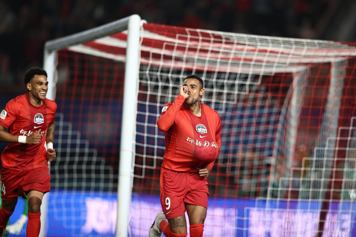 河南球迷怒斥古斯塔沃假伤逃避责任