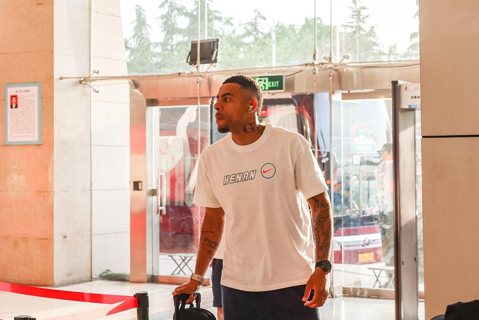 河南球迷怒斥古斯塔沃假伤逃避责任