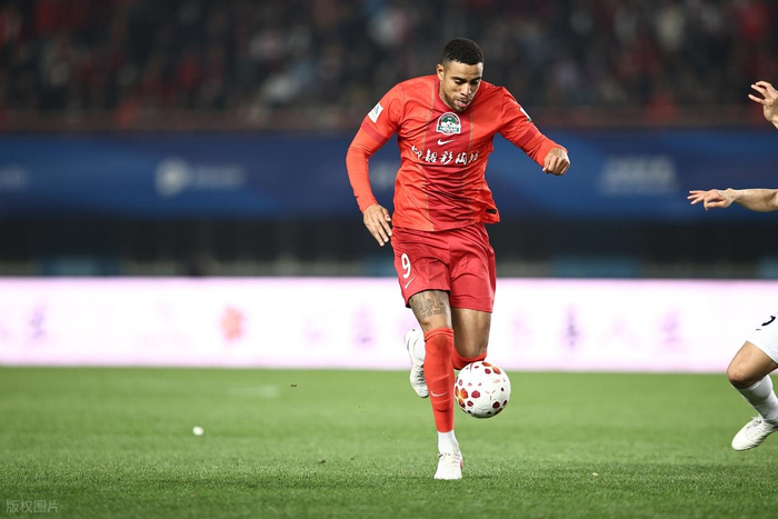 河南球迷怒斥古斯塔沃假伤逃避责任