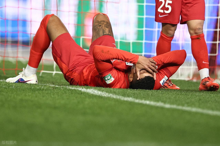 河南球迷怒斥古斯塔沃假伤逃避责任