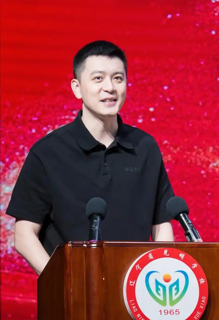 杨鸣解说员岗位首秀 郭艾伦隔空对决引热议