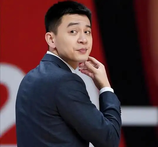 杨鸣解说员岗位首秀 郭艾伦隔空对决引热议